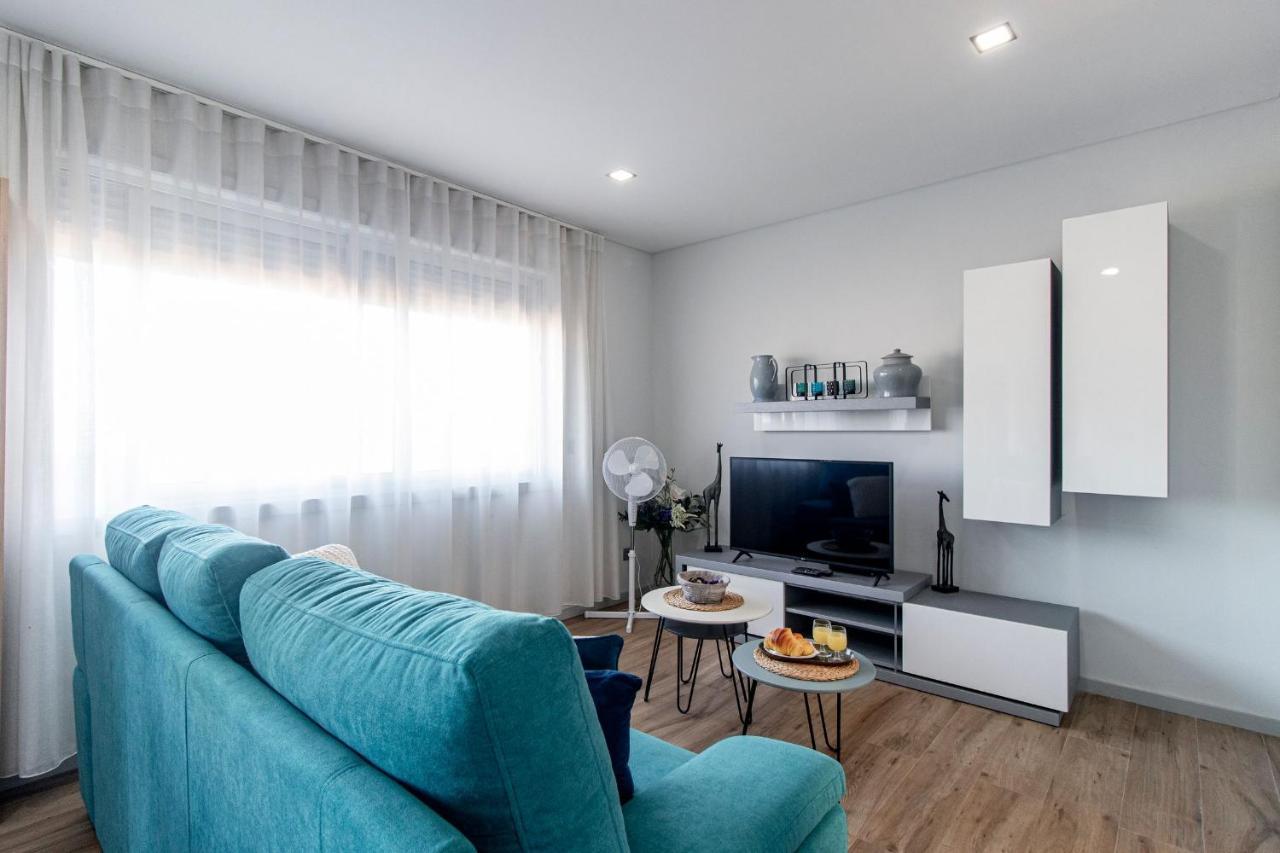 Downtown 1Br Apartment W/ Balcony By Lovelystay بورتو المظهر الخارجي الصورة