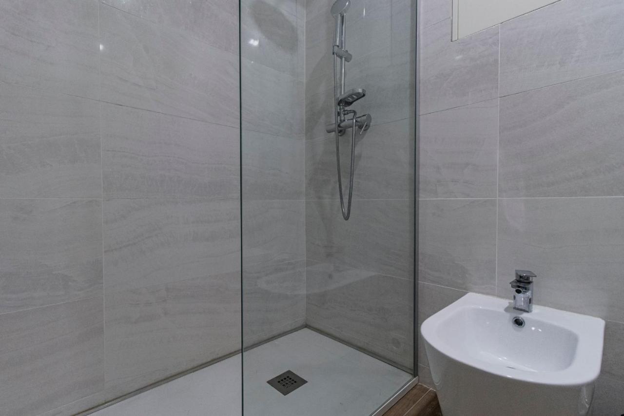 Downtown 1Br Apartment W/ Balcony By Lovelystay بورتو المظهر الخارجي الصورة